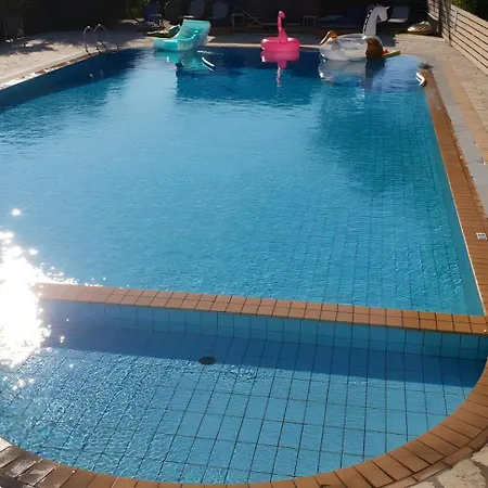 Poolfront Escape - 13 *
