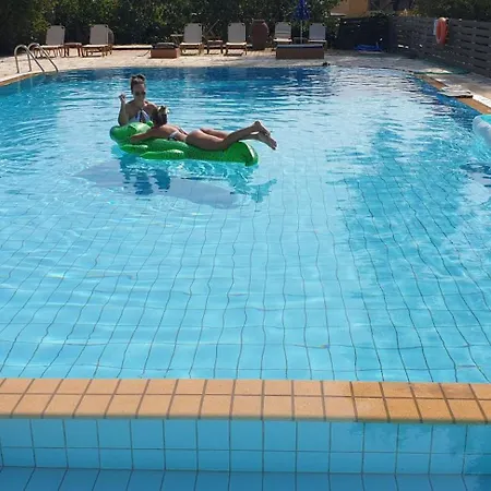 Poolfront Escape - 13 *